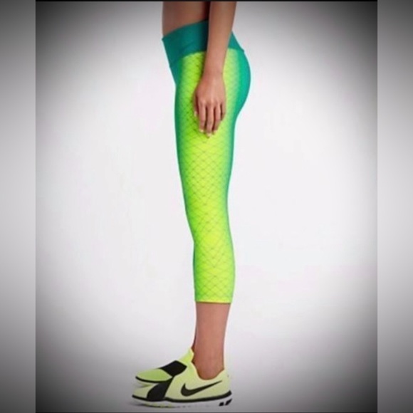 Nike Legendary Engineered Training Capris - Picture 6 of 7